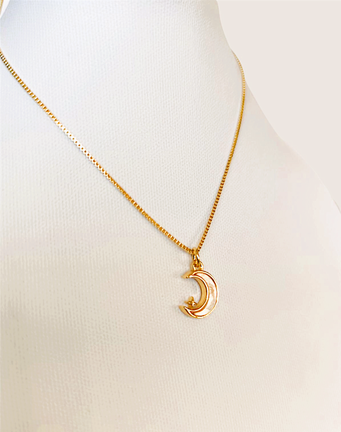 Collar bañado en Oro (Modelo Moon nácar)